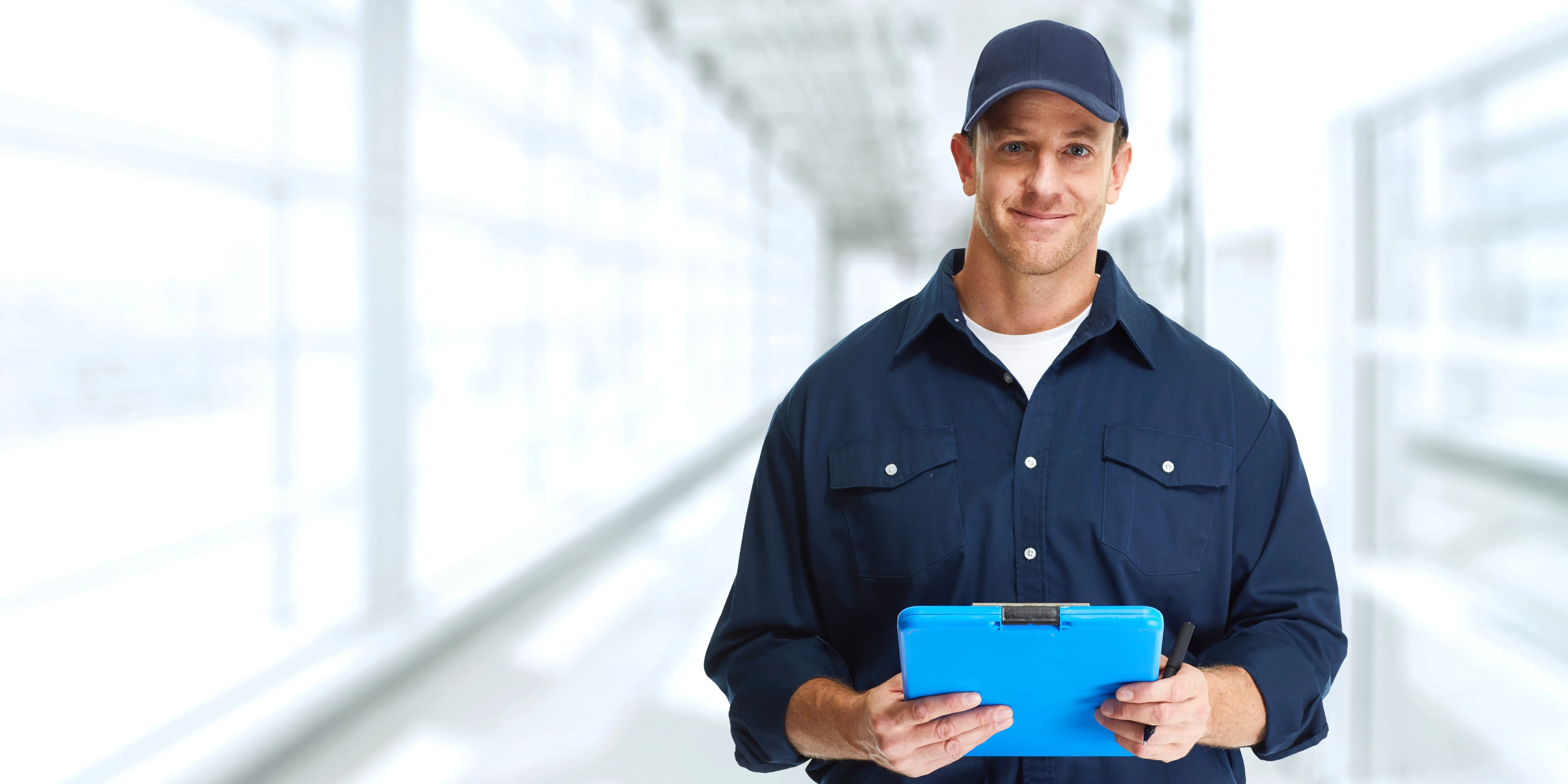 Technicien réglant la vanne d'un adoucisseur lors de la mise en service